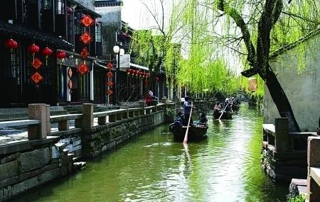 救护车被困冰雪中，交警紧急开辟生命通道